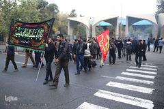 دسته عزاداری دانشجویان از دانشگاه تهران تا حسینیه امام خمینی (ره)