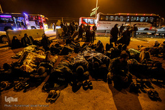 مرز مهران سرد، مملو از زائر، خالی از اتوبوس