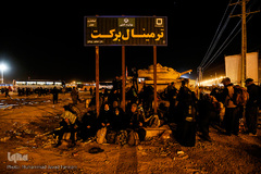 مرز مهران سرد، مملو از زائر، خالی از اتوبوس