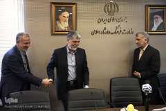 عبدالهادی فقهی زاده، سید عباس صالحی و احمد مسجد جامعی در نشست شورای سیاست‌گذاری پانزدهمین دوره همایش بانوان قرآن‌پژوه