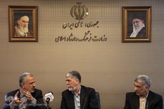 عبدالهادی فقهی زاده، سید عباس صالحی و احمد مسجد جامعی در نشست شورای سیاست‌گذاری پانزدهمین دوره همایش بانوان قرآن‌پژوه