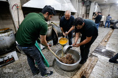 پخت و توزیع ۹ تن آش نذری در سالروز رحلت پیامبر اعظم (ص)