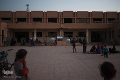 ناصر یکی از ساکنین که مخازن نفت را برای کمک به خانواده‌اش تمیز می‌کند، می‌گوید: اینجا در حریجیه زندگی بسیار بد است؛ سازمان‌های غیر دولتی دوبار آمدند و خمیر دندان و صابون برای شستشو آوردند اما ما به غذا، دارو، آب و برق احتیاج داریم.
