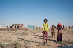 کودکان در اردگاه موقت بحره؛ فقدان کمک‌های انسانی منجر به کمبود غذا شده است؛ غذای آوارگان این کمپ فاقد مواد مغذی ضروری برای نیازهای روزانه و مواد لازم برای رشد کودکان است.
