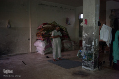 مردی در مدرسه متروکه حریجیه در 80 کیلومتری حجین، نماز می‌خواند؛ 100 نفر از مردم دیرالزور در اتاق‌های خالی این ساختمان پناه گرفته‌اند.
