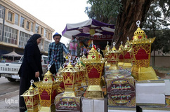 زنی در مراسم جشن میلاد پیامبر در بنغازی، در حال خرید اسباب‌بازی است.
