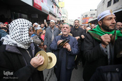 مردان در خیابان‌های نابلس در حال خواندن سرودهایی در مدح پیامبر اکرم هستند.