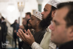 مردم بسته به اینکه در کجا هستند،  به شکل‌های مختلف میلاد پیامبر را جشن می‌گیرند. در اینجا مردم در مرکز دیانت آمریکا در نزدیکی واشنگتن دی سی در ایالت مریلند آمریکا برای گرامی‌داشت میلاد پیامبر، مراسم نماز برپا کرده‌اند.