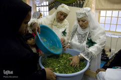زنان و کودکان مسلمان در کیپ‌تاون با پوشیدن بهترین لباس‌های خود، بر اساس یک سنت، در حالی که صلوات می‌فرستند، برگ‌های درخت لیمو و پرتغال را خرد می‌کنند.