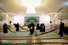 غبارروبی رواق حضرت زهرا(س) در حرم مطهر رضوی توسط بانوان قرآن پژوه