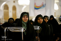 غبارروبی رواق حضرت زهرا(س) در حرم مطهر رضوی توسط بانوان قرآن پژوه