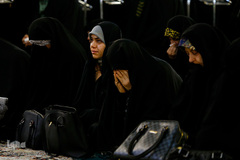 غبارروبی رواق حضرت زهرا(س) در حرم مطهر رضوی توسط بانوان قرآن پژوه