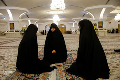 غبارروبی رواق حضرت زهرا(س) در حرم مطهر رضوی توسط بانوان قرآن پژوه