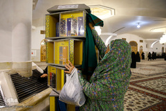 غبارروبی رواق حضرت زهرا(س) در حرم مطهر رضوی توسط بانوان قرآن پژوه