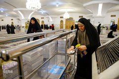 غبارروبی رواق حضرت زهرا(س) در حرم مطهر رضوی توسط بانوان قرآن پژوه