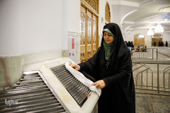 غبارروبی رواق حضرت زهرا(س) در حرم مطهر رضوی توسط بانوان قرآن پژوه