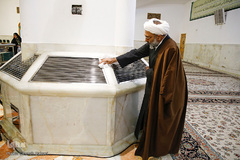 غبارروبی رواق حضرت زهرا(س) در حرم مطهر رضوی توسط بانوان قرآن پژوه