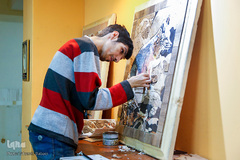 آرش خدایاری از توانیابان قدیمی موسسه رعد در حال تکمیل تابلو معرق خود است.