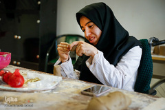 زهرا خوارزمی دیپلم حسابداری دارد و اکنون در حال یادگیری سفالگری است.