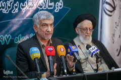 از راست حجت‌الاسلام والمسلمین سیدجمال‌الدین دین‌پرور و عبدالهادی فقهی زاده، معاون قرآن و عترت وزارت فرهنگ و ارشاد اسلامی در نشست خبری نخستین دوره جایزه کتاب نهج البلاغه