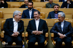 از راست منصور غلامی، وزیر علوم تحقیقات و فناوری، اسحاق جهانگیری، معاون اول رییس جمهور و سورنا ستاری، معاون علمی و فناوری رییس جمهور در نوزدهمین جشنواره تجلیل از پژوهشگران و فناوران برگزیده کشور