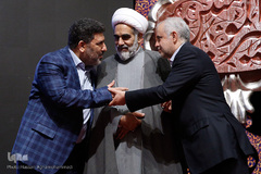 از راست سعید اوحدی، رییس سازمان فرهنگی هنری شهرداری تهران، حجت‌الاسلام و المسلمین کرمی، رییس نهاد نمایندگی مقام معظم رهبری در دانشگاه تهران و سعید حدادیان در هفدهمین همایش سوختگان وصل