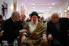 از راست غلامرضا اعوانی، آیت‌الله سیدمحمد خامنه‌ای، غلامحسین ابراهیمی‌دینانی در همایش «ابن‌سینا و حکمت مشرقی»