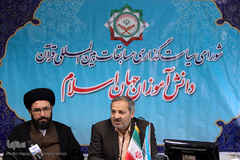 علیرضا کاظمی، معاون پرورشی و فرهنگی وزارت آموزش و پرورش و حجت‌الاسلام والمسلمین سیدمصطفی حسینی، رئیس مرکز امور قرآنی سازمان اوقاف و امور خیریه در چهارمین نشست شورای سیاستگذاری مسابقات بین المللی قرآن دانش آموزان جهان اسلام