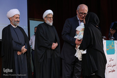 سید محسن موسوی بلده، معلم و مدرس قرآن کریم، دختر و نوه خود را در آغوش می‌گیرد