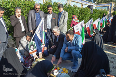 ادای احترام غلامرضا غفاری، معاون فرهنگی و اجتماعی وزارت علوم، تحقیقات و فناوری به شهدای هویزه