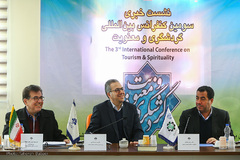 از راست منوچهر جهانیان، رئیس دانشکده علوم گردشگری، سیدسعید هاشمی، رییس دانشگاه علم و فرهنگ  و محمد حسین ایمانی خوشخو، سرپرست پارک علوم و فناوری‌های نرم و صنایع فرهنگی جهاددانشگاهی  در نشست خبری سومین کنفرانس بین المللی گردشگری و معنویت