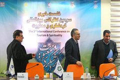 از راست منوچهر جهانیان، رئیس دانشکده علوم گردشگری، سیدسعید هاشمی، رییس دانشگاه علم و فرهنگ  و محمد حسین ایمانی خوشخو، سرپرست پارک علوم و فناوری‌های نرم و صنایع فرهنگی جهاددانشگاهی  در نشست خبری سومین کنفرانس بین المللی گردشگری و معنویت