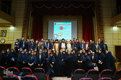 عکس یادگاری خبرنگاران با حجت‌الاسلام‌ والمسلمین محسن قرائتی، مفسر قرآن کریم در پایان نشست «رسالت خبرنگاران در قرآن»