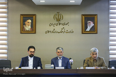 از راست عبدالهادی فقهی‌زاده، معاون قرآن و عترت وزارت فرهنگ و ارشاد اسلامی، سید عباس صالحی، وزیر فرهنگ و ارشاد اسلامی و سید مجتبی حسینی، معاون امور هنری وزارت فرهنگ و ارشاد اسلامی در کمیسیون توسعه فعالیت های تبلیغی ترویجی قرآن