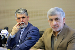 از راست عبدالهادی فقهی زاده، معاون قرآن و عترت وزارت فرهنگ و ارشاد اسلامی و سید عباس صالحی، وزیر فرهنگ و ارشاد اسلامی در کمیسیون توسعه فعالیت های تبلیغی ترویجی قرآن