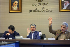 از راست عبدالهادی فقهی‌زاده، معاون قرآن و عترت وزارت فرهنگ و ارشاد اسلامی، سید عباس صالحی، وزیر فرهنگ و ارشاد اسلامی و سید مجتبی حسینی، معاون امور هنری وزارت فرهنگ و ارشاد اسلامی در کمیسیون توسعه فعالیت های تبلیغی ترویجی قرآن