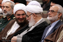 از راست حجت‌الاسلام‌والمسلمین محمدی گلپایگانی، رئیس دفتر مقام معظم رهبری، حجت‌الاسلام‌والمسلمین حاج علی اکبری، رئیس شورای سیاست‌گذاری ائمه جمعه تهران در جلسه تودیع و معارفه رییس جدید امور مساجد