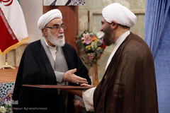 تقدیر حجت‌الاسلام‌والمسلمین محمدی گلپایگانی، رئیس دفتر مقام معظم رهبری از زحمات حجت‌الاسلام‌والمسلمین حاج علی اکبری، رئیس سابق مرکز رسیدگی به امور مساجد تهران