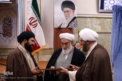 از راست حجت‌الاسلام‌والمسلمین حاج علی اکبری، رئیس شورای سیاست‌گذاری ائمه جمعه تهران، حجت‌الاسلام‌والمسلمین محمدی گلپایگانی، رئیس دفتر مقام معظم رهبری و حجت‌الاسلام والمسلمین ناصرالدین نوری‌زاده، رییس جدید مرکز رسیدگی به امور مساجد