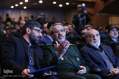 حسین شریعتمداری، مدیر مسئول روزنامه کیهان و سردار غلام‌حسین غیب‌پرور، رئیس سازمان بسیج مستضعفین در اختتامیه چهارمین جشنواره رسانه‌ای ابوذر