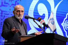 حسین شریعتمداری، مدیر مسئول روزنامه کیهان در اختتامیه چهارمین جشنواره رسانه‌ای ابوذر