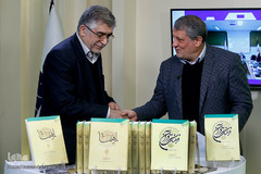 محسن هاشمی رفسنجانی، رییس شورای اسلامی شهر تهران و حمیدرضا طیبی، رییس جهاد دانشگاهی در مراسم رونمایی از  دو اثر قرآنی «فرهنگ راهنما» و «تفسیر قرآن» آیت‌الله هاشمی رفسنجانی(ره)