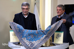 محسن هاشمی رفسنجانی، رییس شورای اسلامی شهر تهران و حمیدرضا طیبی، رییس جهاد دانشگاهی در مراسم رونمایی از  دو اثر قرآنی «فرهنگ راهنما» و «تفسیر قرآن» آیت‌الله هاشمی رفسنجانی(ره)