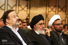 از راست حجت الاسلام والمسلمین حسینعلی سعدی، رئیس دانشگاه امام صادق(ع)، آیت‌الله سیدمصطفی محقق داماد، رئیس گروه علم و عضو پیوسته فرهنگستان علوم ایران، دکتر محمدرضا فراهانی، معاون فرهنگی و دانشجویی وزارت بهداشت در نشست علمی جستاری در روایات طبی در پرتو ملاحظات فقهی-اصولی