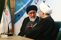 از راست آیت‎الله ابوالقاسم علیدوست، استاد و محقق حوزه علمیه، آیت‌الله سیدمصطفی محقق داماد، رئیس گروه علم و عضو پیوسته فرهنگستان علوم ایران در نشست علمی جستاری در روایات طبی در پرتو ملاحظات فقهی-اصولی