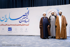 از راست آیت الله احمد مبلغی، عضو مجلس خبرگان رهبری، حجت السلام والمسلمین حسین انصاریان  و حجت الاسلام محمد قمی، رئیس سازمان تبلیغات اسلامی در آیین رونمائی ترجمه اصول کافی به‌ قلم استاد حسین انصاریان