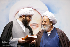 از راست حجت‌الاسلام والمسلمین حسین انصاریان و حجت الاسلام محمد قمی، رئیس سازمان تبلیغات اسلامی در آیین رونمائی ترجمه اصول کافی به‌ قلم استاد حسین انصاریان