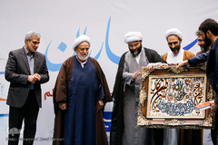 آیین رونمائی ترجمه اصول کافی به‌ قلم استاد حسین انصاریان