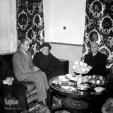 آیت الله کاشانی و دکتر محمد مصدق در تصویر دیده می شوند.