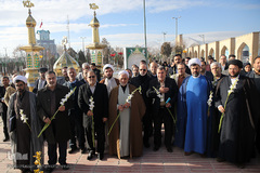 نثار گل و ادای احترام کاروان قرآنی انقلاب به شهدای مدافع حرم و دفاع مقدس اراک